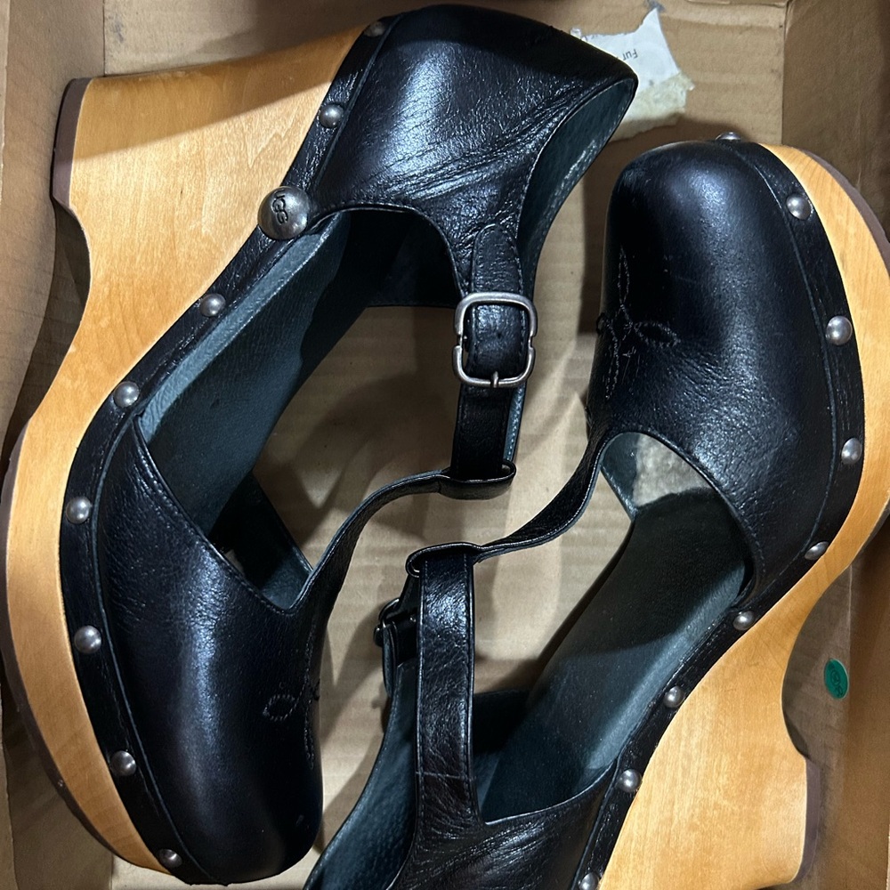 Ugg Chrissie size 9